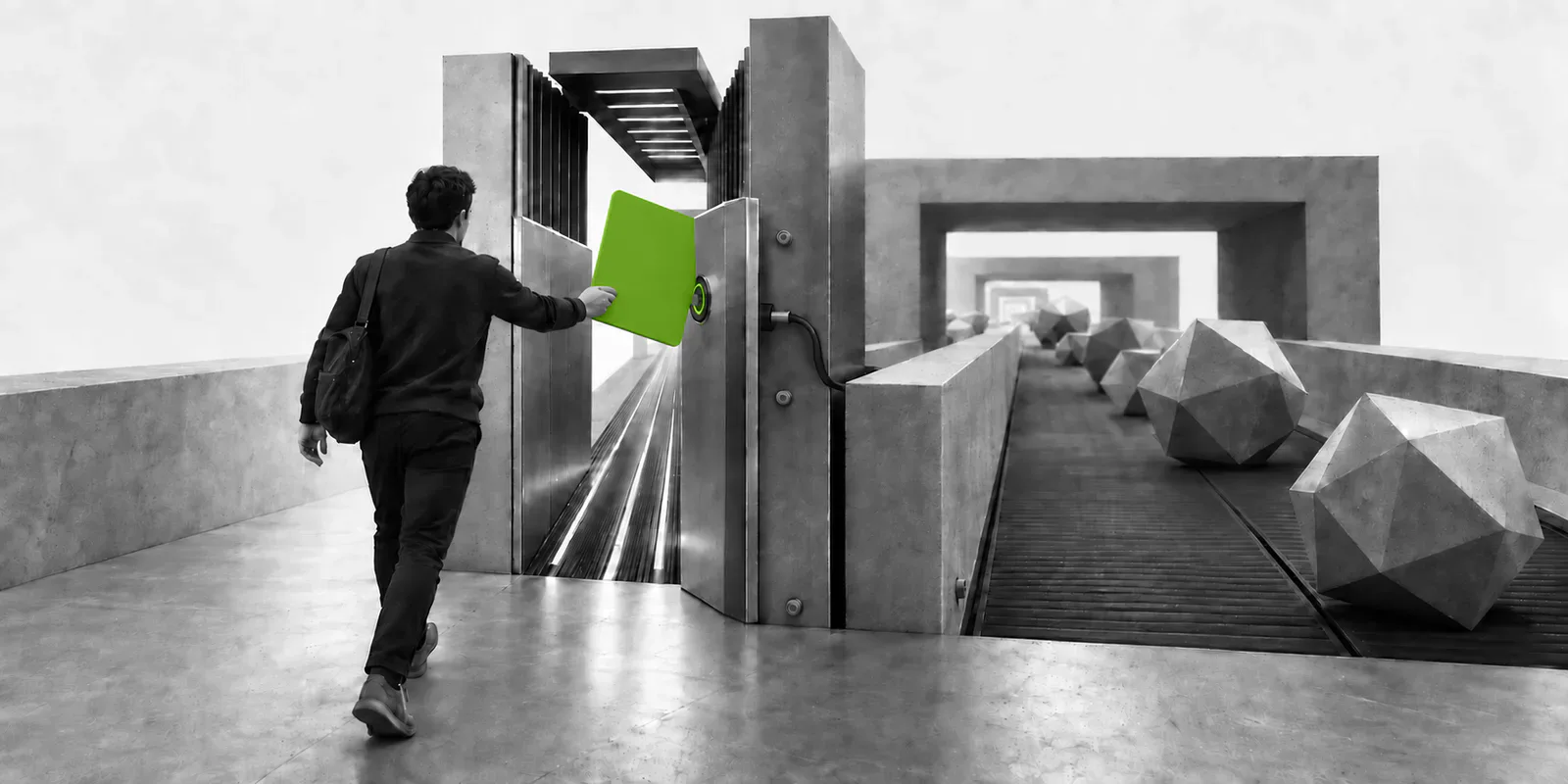 Una persona en escala de grises presenta una gran credencial verde ante el acceso a un carril acelerado.