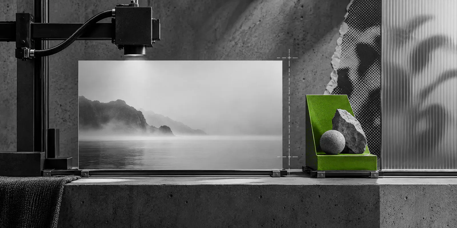 Una máquina presenta una imagen en blanco y negro mientras un expositor verde separado se desliza a su lado.