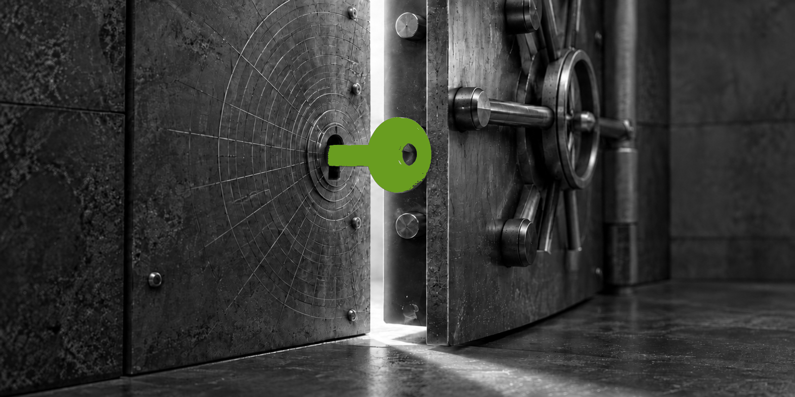 Fotografía conceptual en blanco y negro de una gran puerta o cerrojo de caja fuerte de metal parcialmente abierto, con un pequeño llavero verde intenso como punto focal junto a la abertura. La superficie muestra acero cepillado, textura rugosa y un grabado circular tipo retícula alrededor del mecanismo, con una rendija de luz blanca entre las hojas.